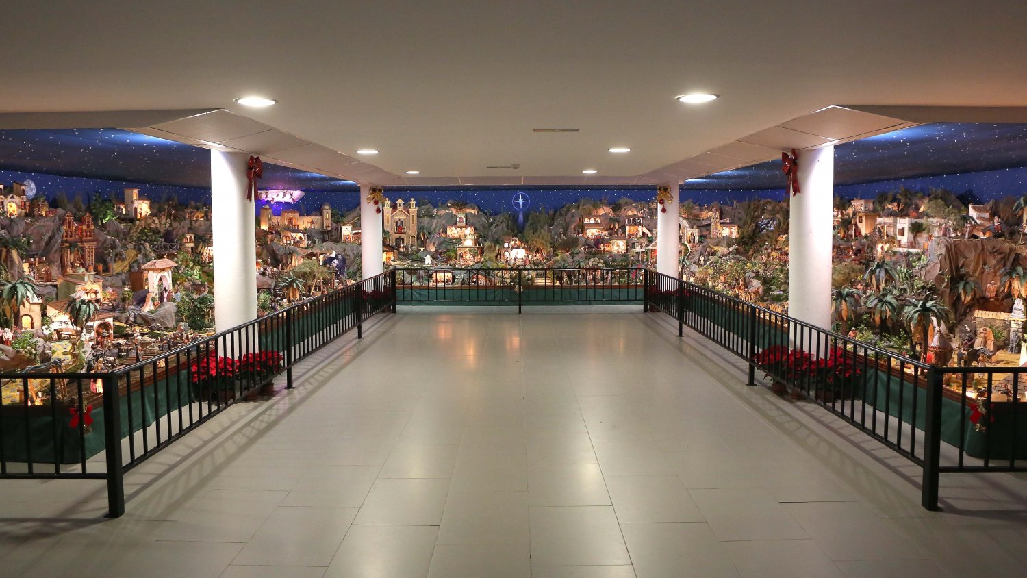 La Diputación de Málaga celebra la Navidad con un gran belén, iluminación, música clásica, zambombás y teatro infantil