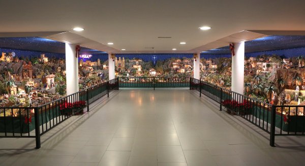 La Diputación de Málaga celebra la Navidad con un gran belén, iluminación, música clásica, zambombás y teatro infantil