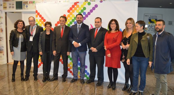 Fernández apuesta por aprovechar las oportunidades del turismo LGBTI para convertir a Andalucía en un referente