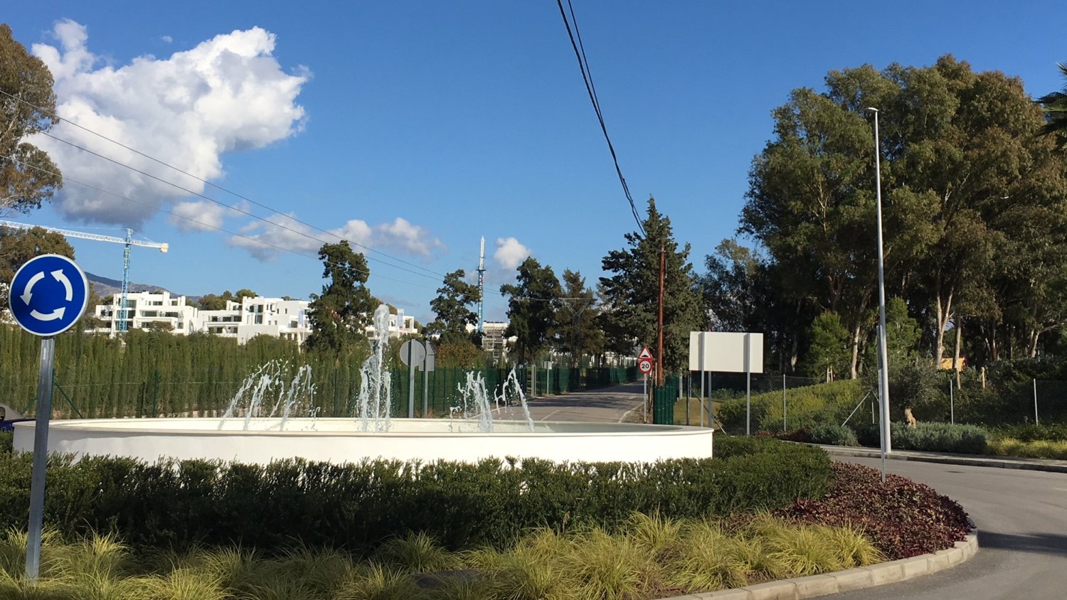 Finalizan las obras de mejora del acceso a la barriada de Cortes en Estepona