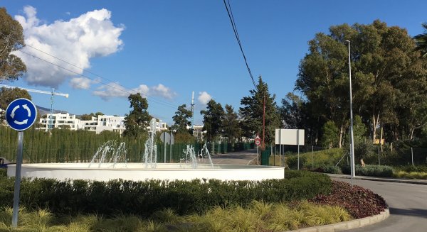Finalizan las obras de mejora del acceso a la barriada de Cortes en Estepona