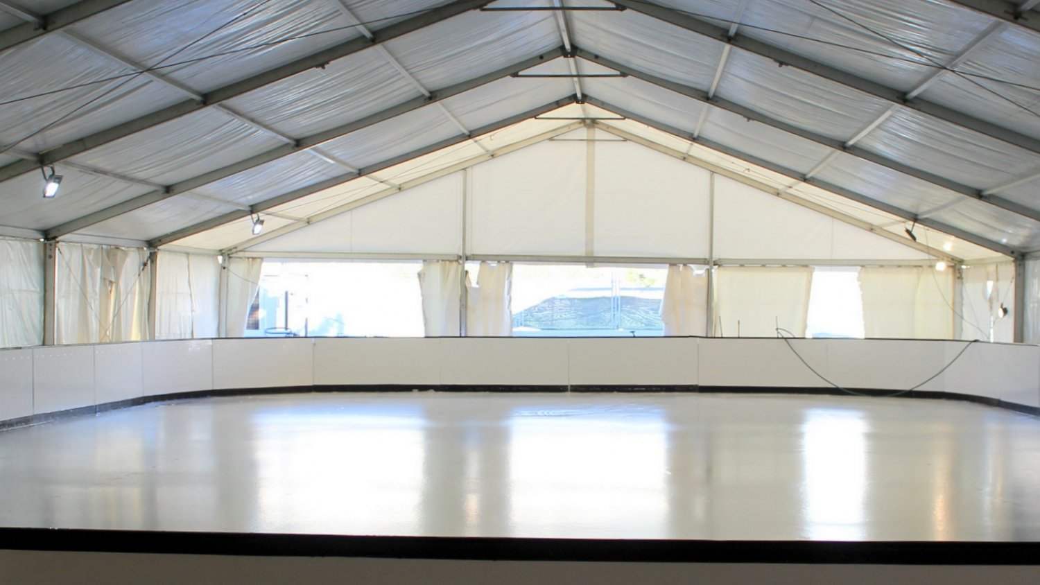 Estepona inaugura una pista de hielo de más de 500 metros cuadrados  y un parque navideño