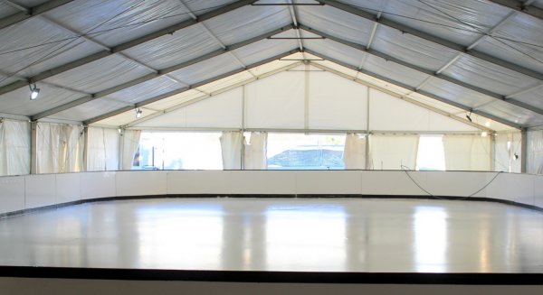Estepona inaugura una pista de hielo de más de 500 metros cuadrados  y un parque navideño