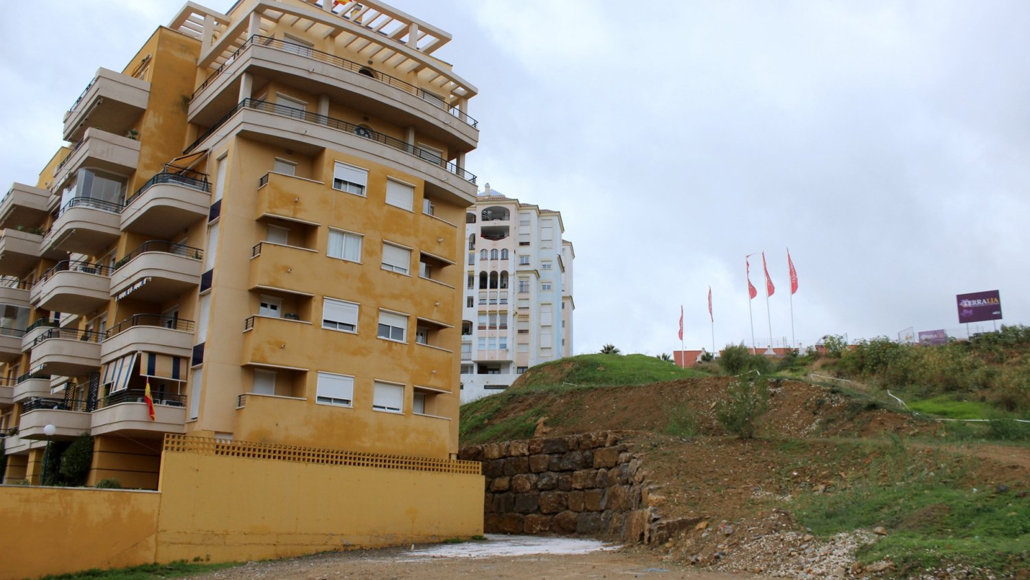 Estepona concluye la construcción de un muro de contención para evitar desprendimientos
