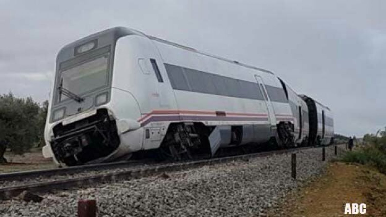 Ascienden a 27 la cifra de heridos en el descarrilamiento del tren Málaga-Sevilla, uno de ellos grave