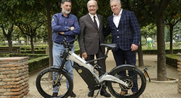 Francisco de la Torre recibe al equipo directivo de Bultaco Motors