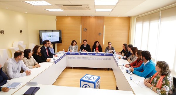 Moreno apuesta por eliminar la subasta de medicamentos para garantizar la igualdad con el resto de españoles