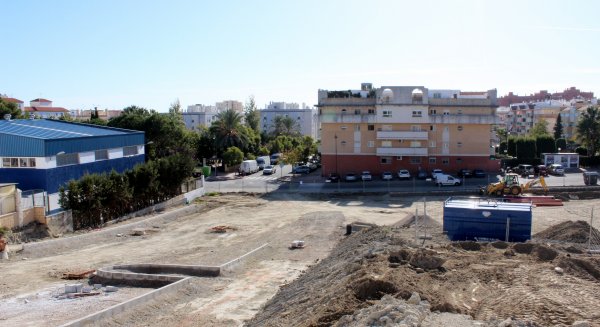 La obra de urbanización para nuevos aparcamientos y viales en el sector norte de Huerta Nueva supera el ecuador
