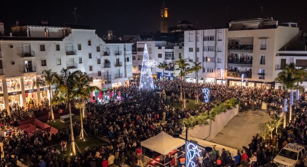El encendido del alumbrado con Martina reúne a más de 2.000 personas en Estepona