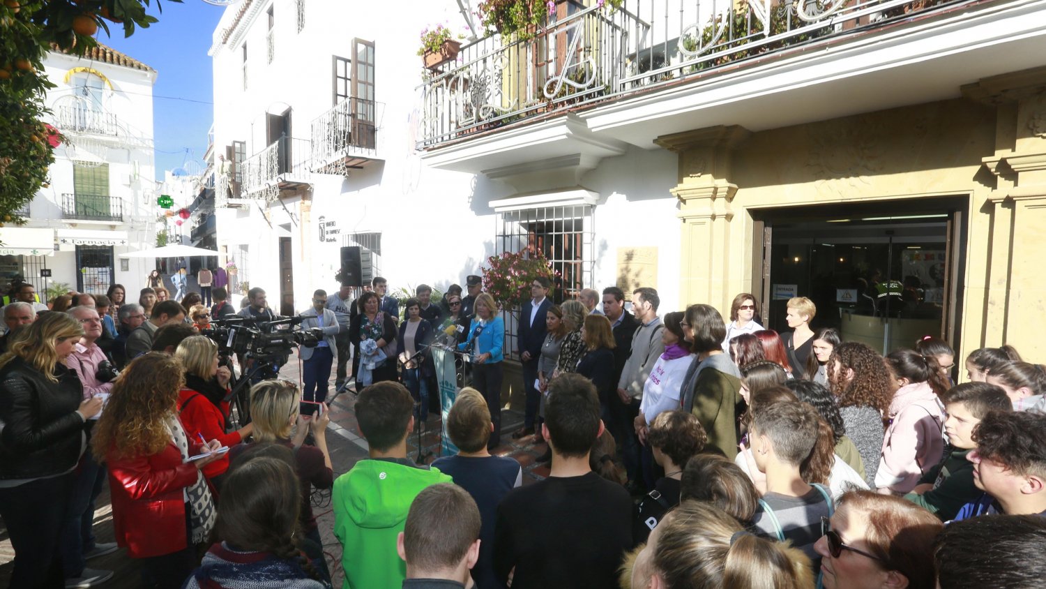 Marbella se suma a la lucha contra la violencia de género con una concentración y la lectura de un manifiesto