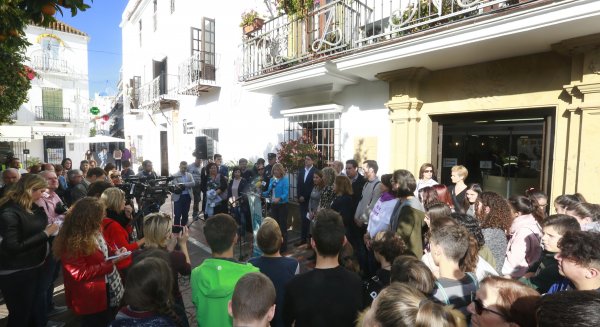 Marbella se suma a la lucha contra la violencia de género con una concentración y la lectura de un manifiesto