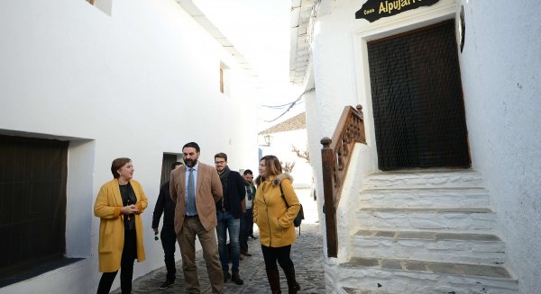 Fernández apuesta por la creación de un catálogo turístico para aprovechar el potencial de la Alpujarra