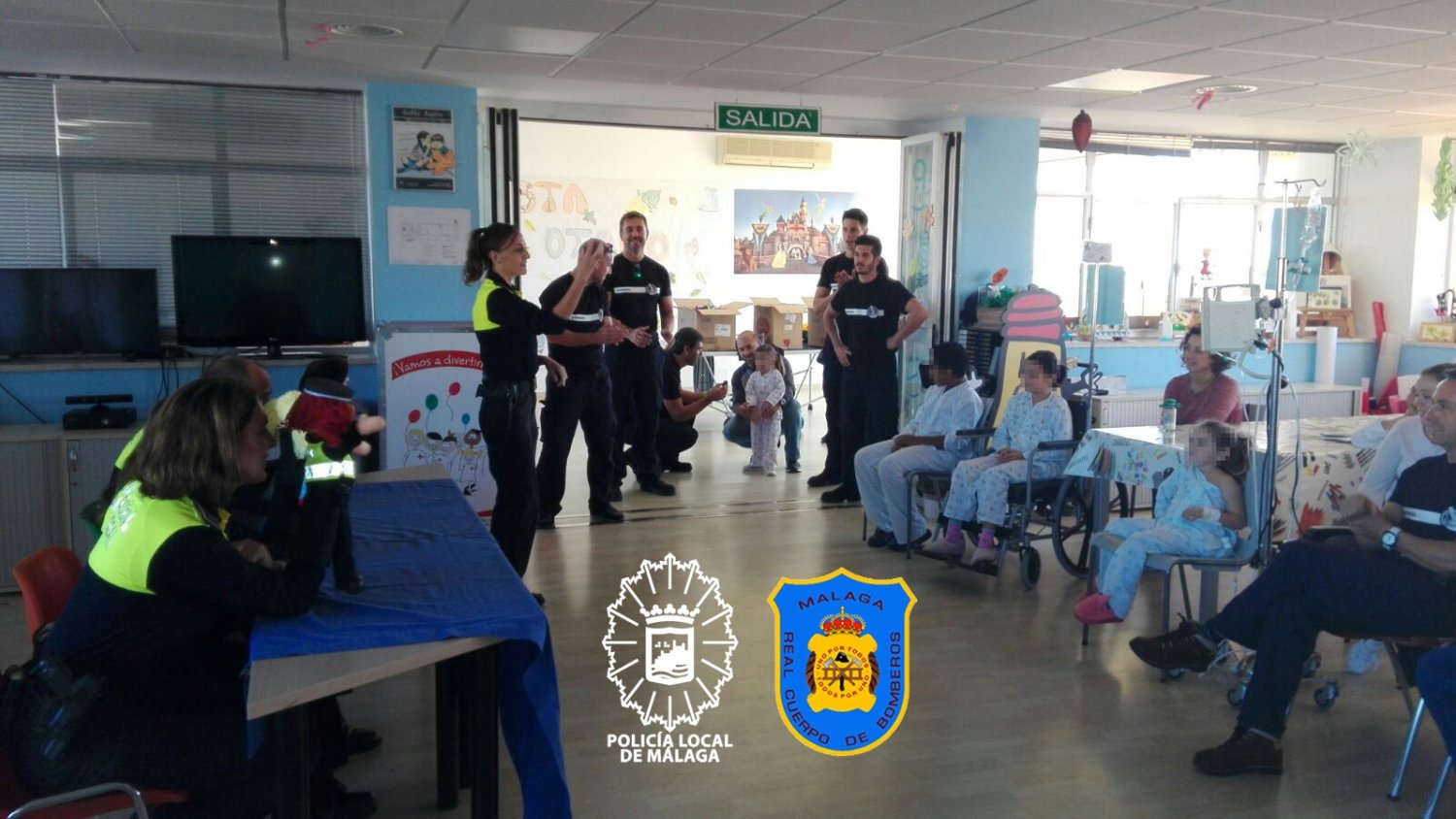 La Policía Local y el Cuerpo de Bomberos de Málaga visitan a los niños ingresados en el Materno
