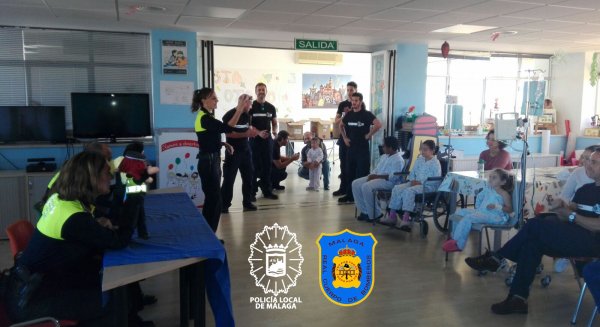 La Policía Local y el Cuerpo de Bomberos de Málaga visitan a los niños ingresados en el Materno