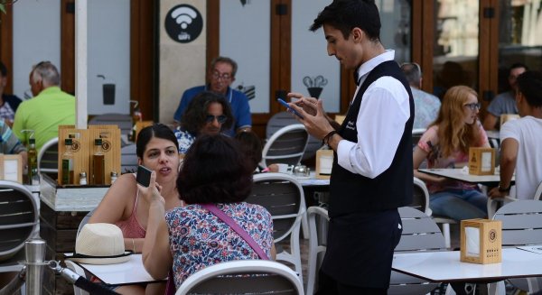 Trabajo encuentra casi 950 empleos en negro en el control de la hostelería