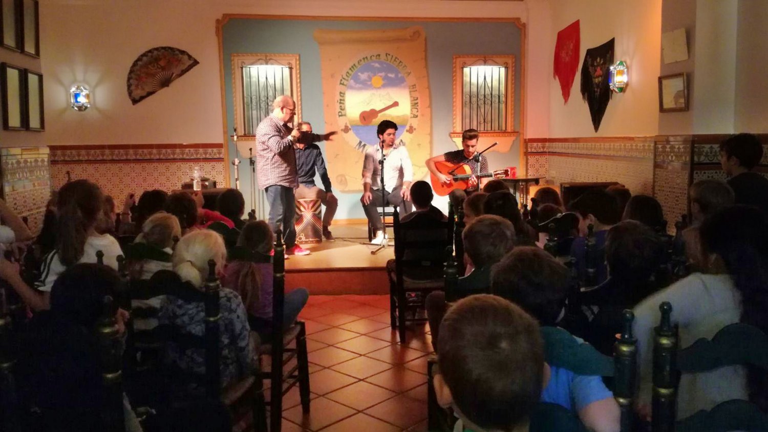 Alumnos del CEIP Juan Ramón Jiménez visitan la Peña Flamenca Sierra Blanca