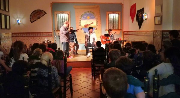Alumnos del CEIP Juan Ramón Jiménez visitan la Peña Flamenca Sierra Blanca