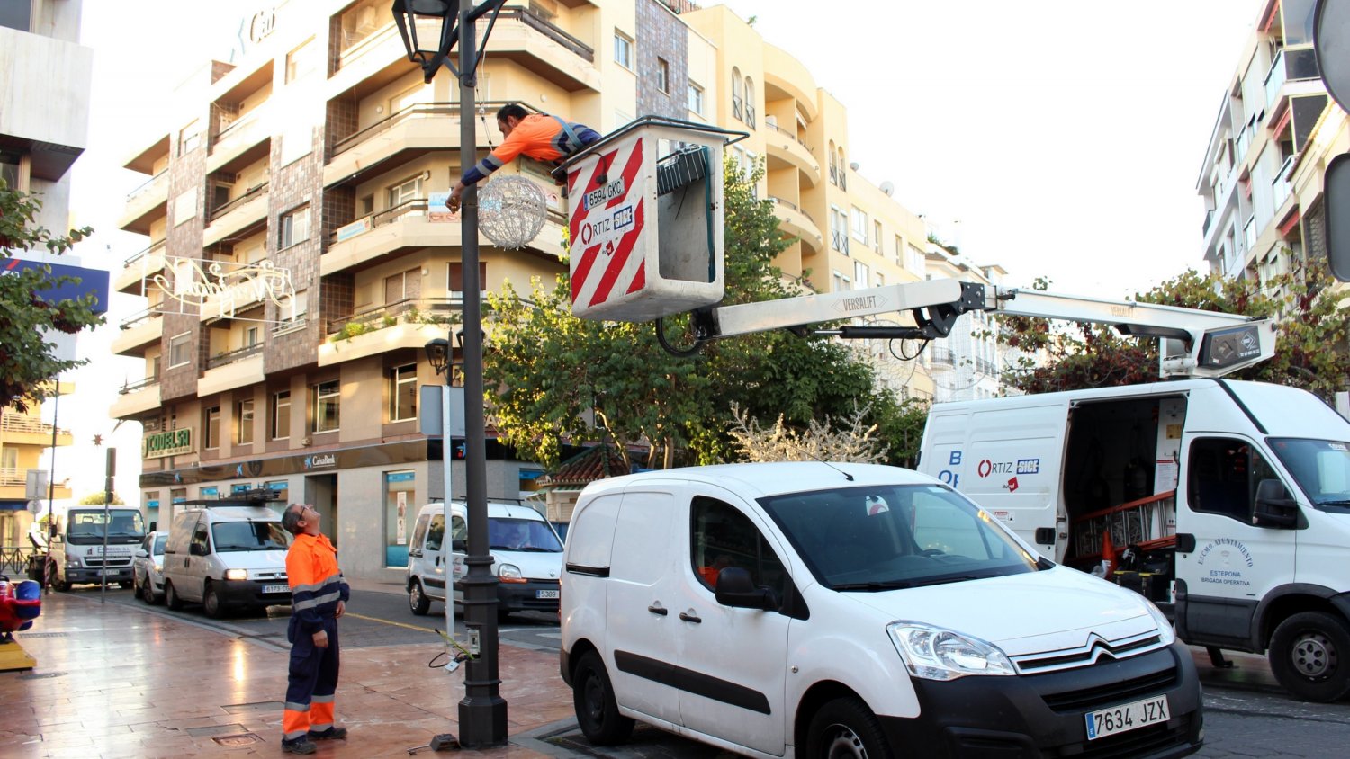 El alumbrado navideño adornará las calles de Estepona con más fuerza