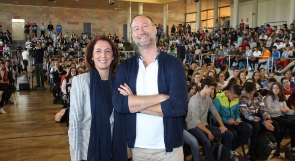 Pedro García Aguado y Francisco Castaño orientan a jóvenes y mayores en Alhaurín el Grande