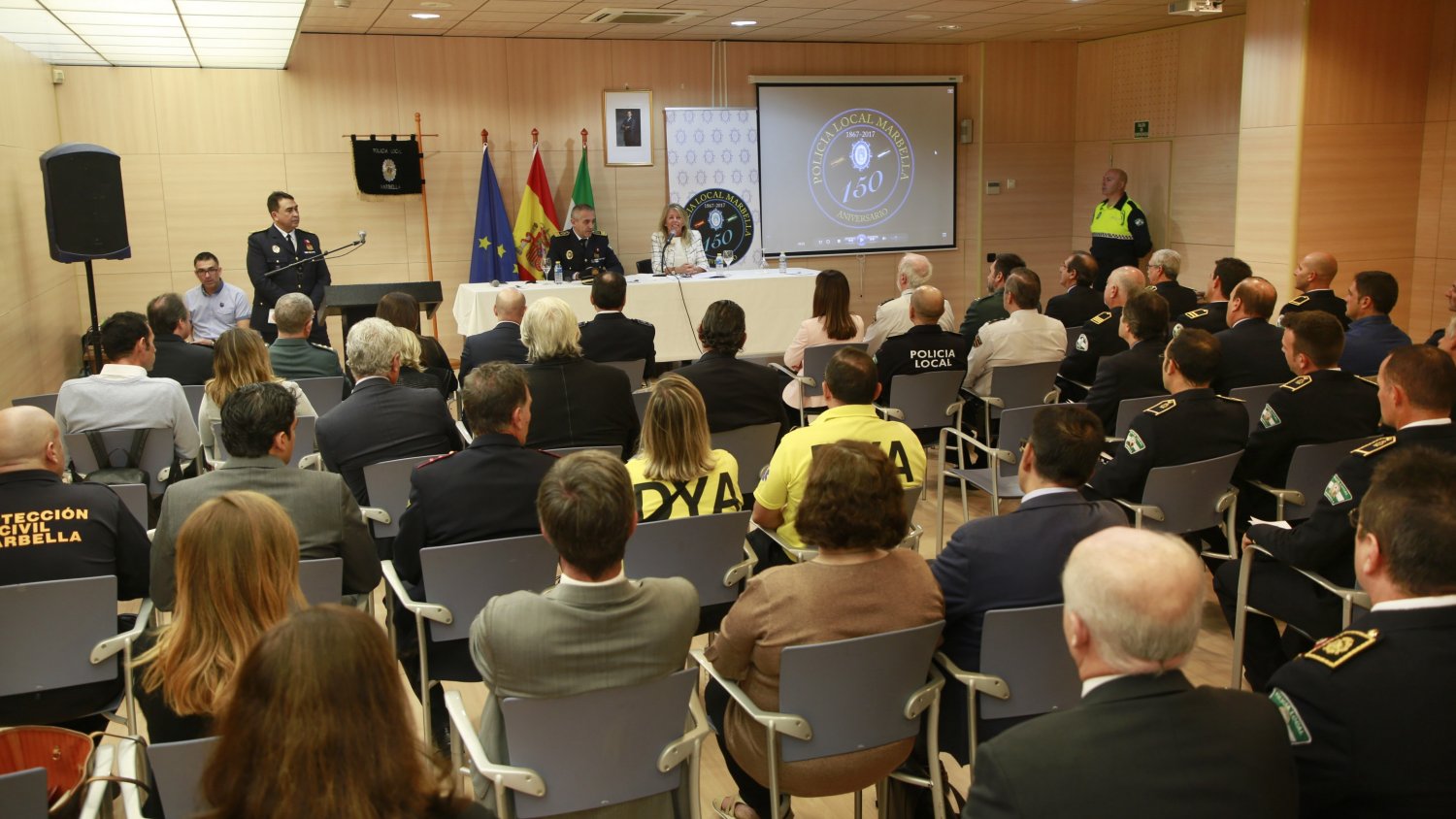 Marbella homenajea el esfuerzo por la seguridad de la Policía Local
