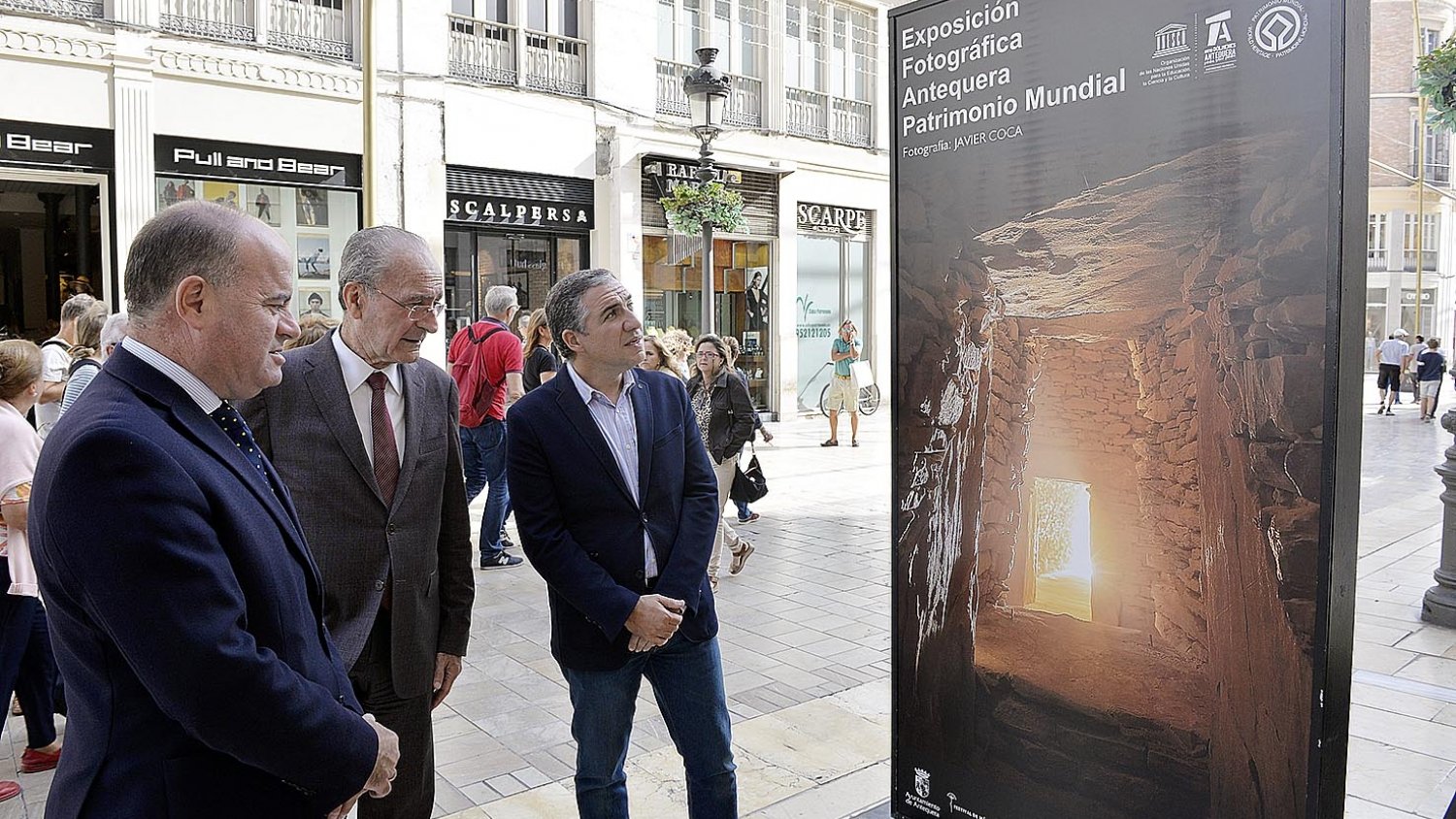 La exposición fotográfica “Antequera, Patrimonio Mundial” pasea por calle Larios