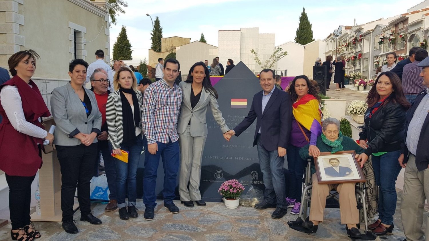 La Junta inaugura un monumento en memoria de las víctimas de la Guerra Civil