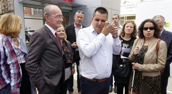 Málaga pone en marcha un sistema pionero a nivel mundial de solicitud de parada para personas con discapacidad visual