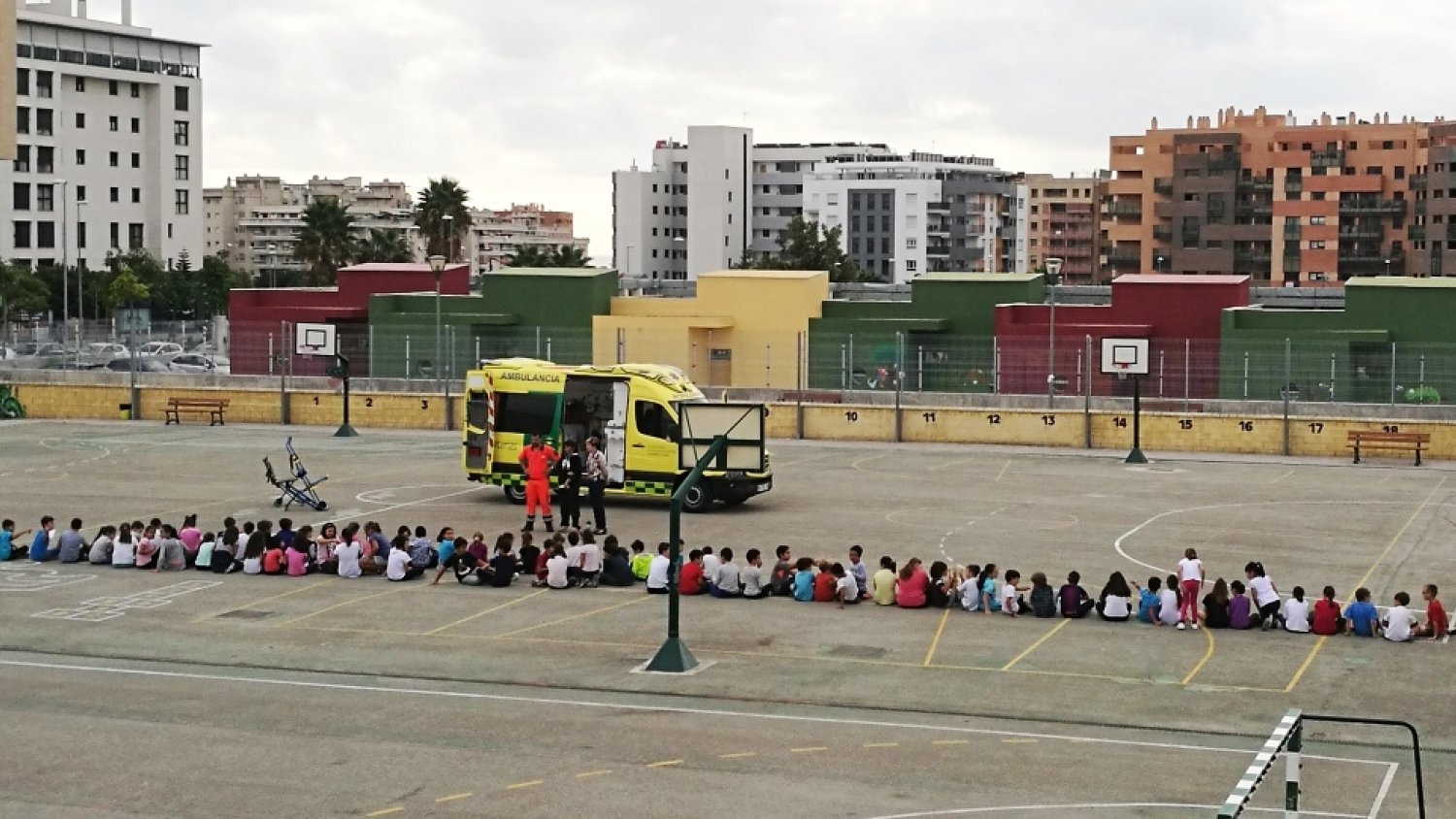 Profesionales del 061 en Málaga enseñan primeros auxilios a más de medio millar de alumnos del colegio Carmen de Burgos
