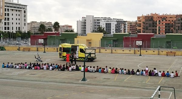 Profesionales del 061 en Málaga enseñan primeros auxilios a más de medio millar de alumnos del colegio Carmen de Burgos