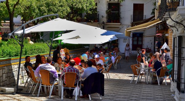 La concesión de licencias de comercios en Estepona continúa mejorando los resultados de los últimos cinco años