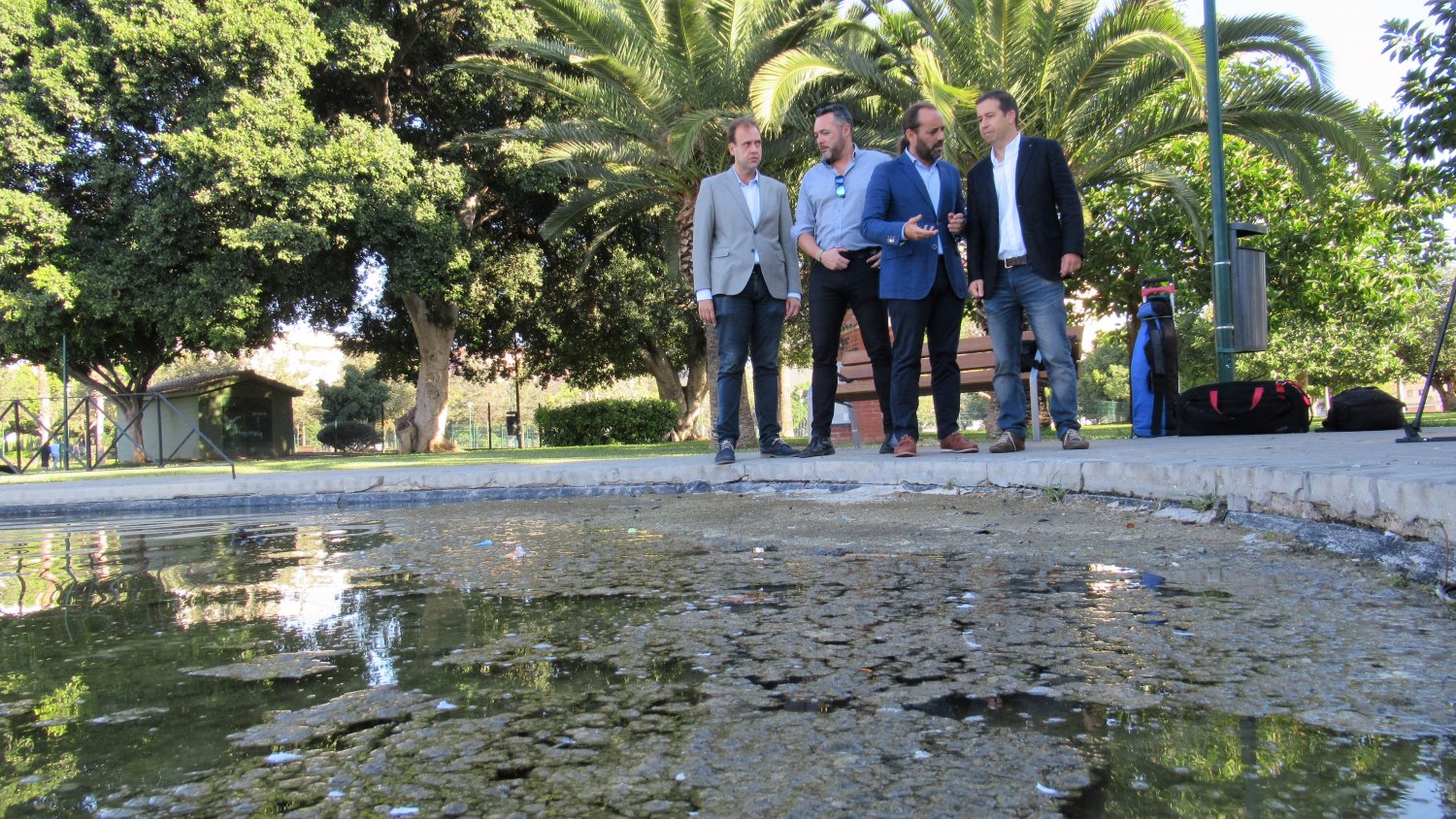 Cs exige redoblar el mantenimiento del estanque del Parque de Huelin para acabar con los malos olores e insalubridad