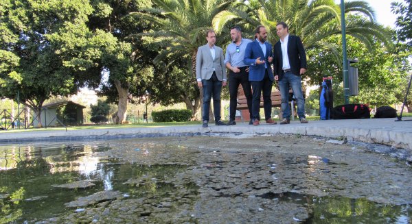 Cs exige redoblar el mantenimiento del estanque del Parque de Huelin para acabar con los malos olores e insalubridad
