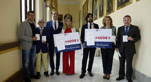 Paula Redondo y Daniel Díaz reciben el premio “Libros sobre Ruedas, Librerías en Marcha
