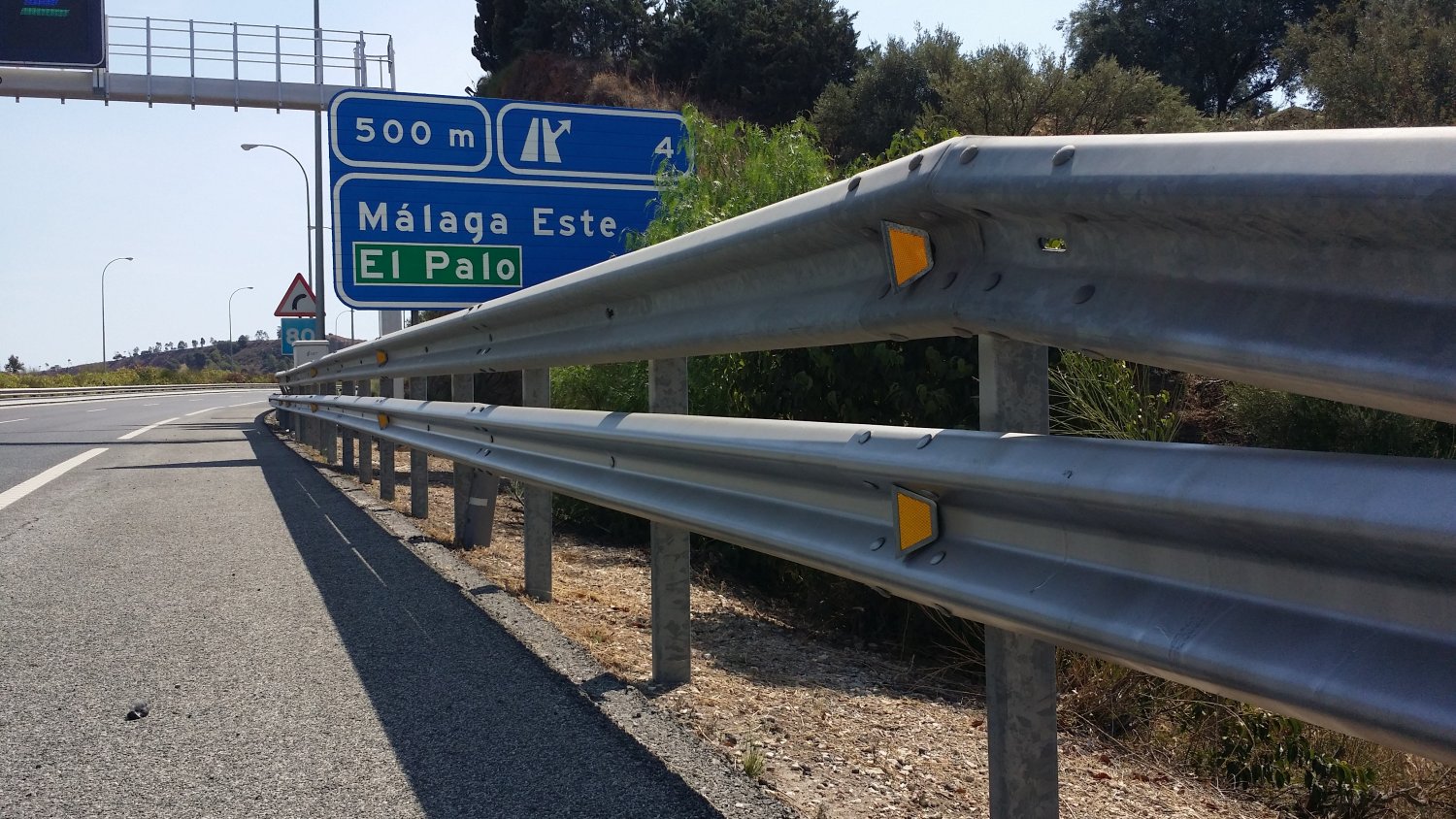 Concluyen las primeras actuaciones de limpieza de quitamiedos en carreteras locales de Málaga
