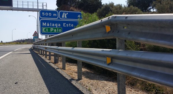 Concluyen las primeras actuaciones de limpieza de quitamiedos en carreteras locales de Málaga