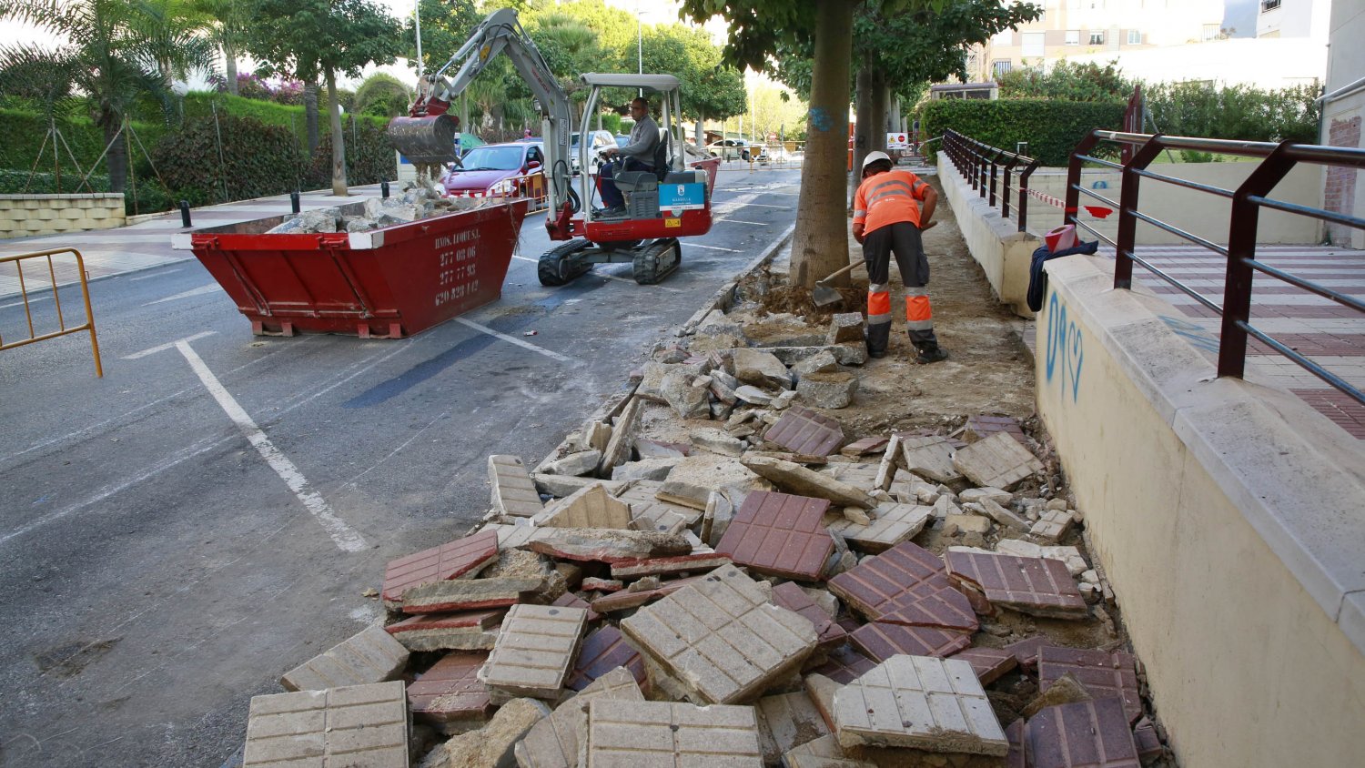 El Ayuntamiento de Marbella acondiciona el acerado y los pasos de peatones en la calle Alfredo Palma