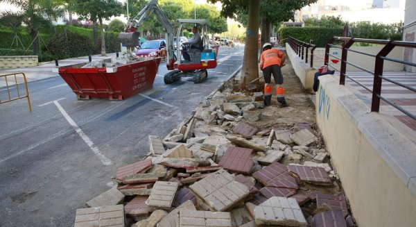 El Ayuntamiento de Marbella acondiciona el acerado y los pasos de peatones en la calle Alfredo Palma