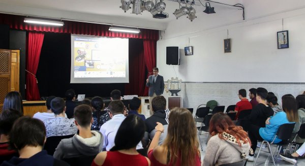 Unicaja inaugura en Granada, Sevilla, Huelva y Málaga sus jornadas de educación financiera para jóvenes