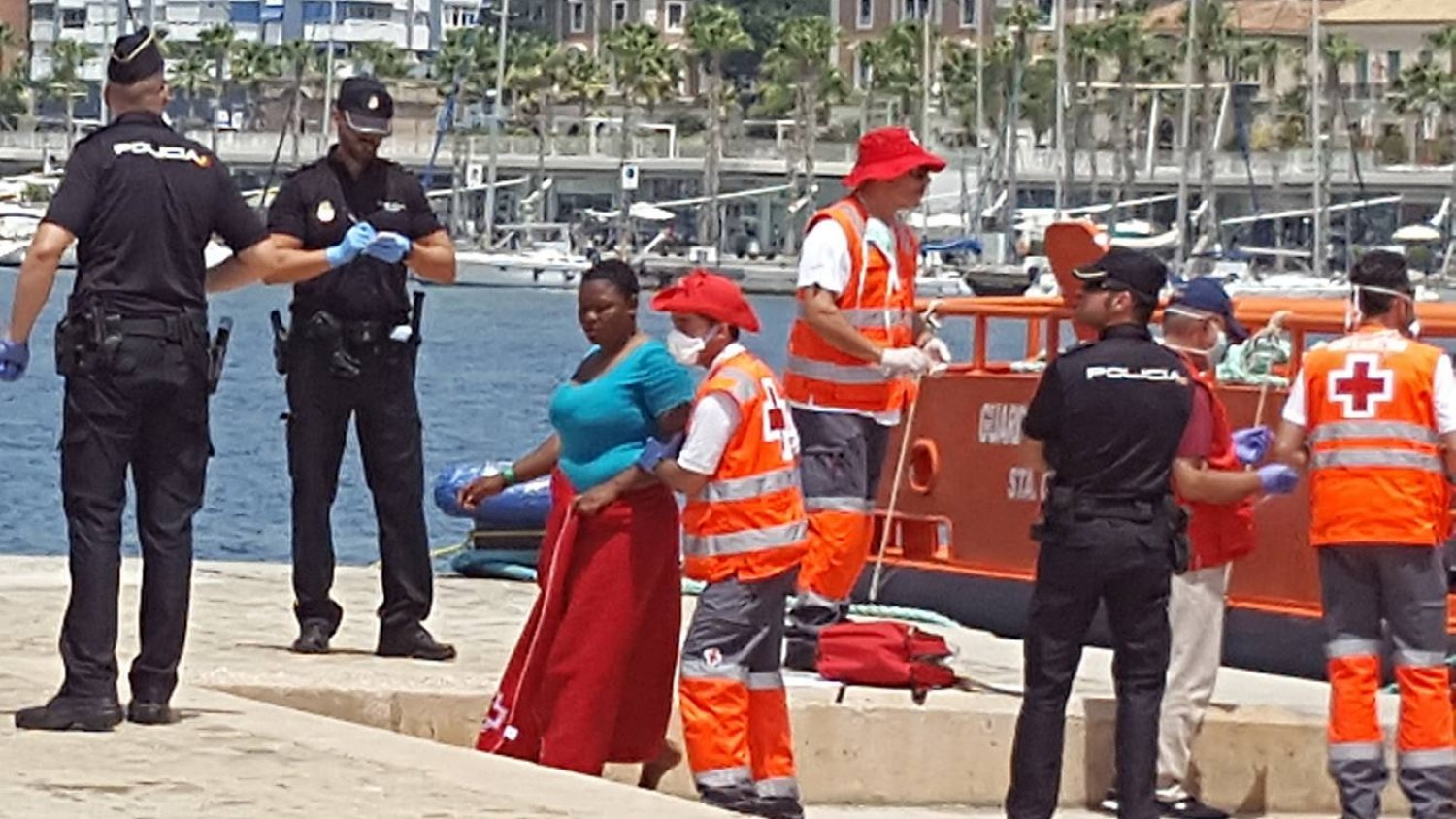 Rescatan a 47 inmigrantes de una patera y los trasladan al puerto de Málaga