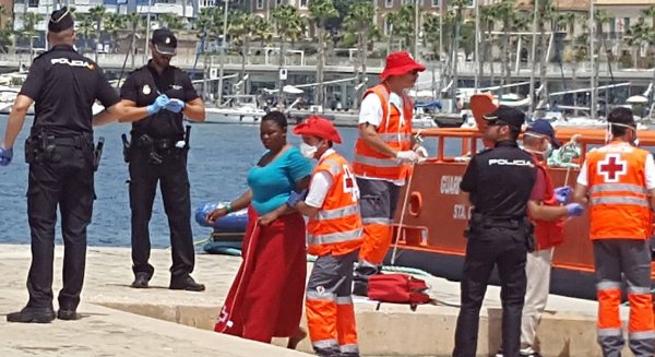 Rescatan a 47 inmigrantes de una patera y los trasladan al puerto de Málaga