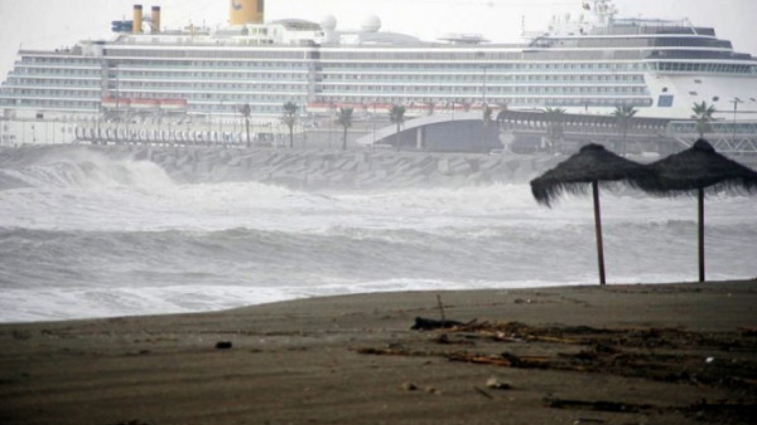Las lluvias dejan en la provincia de Málaga más de 50 litros e inunda las calles
