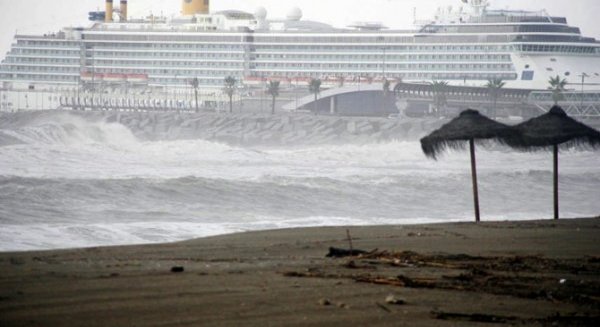 Las lluvias dejan en la provincia de Málaga más de 50 litros e inunda las calles