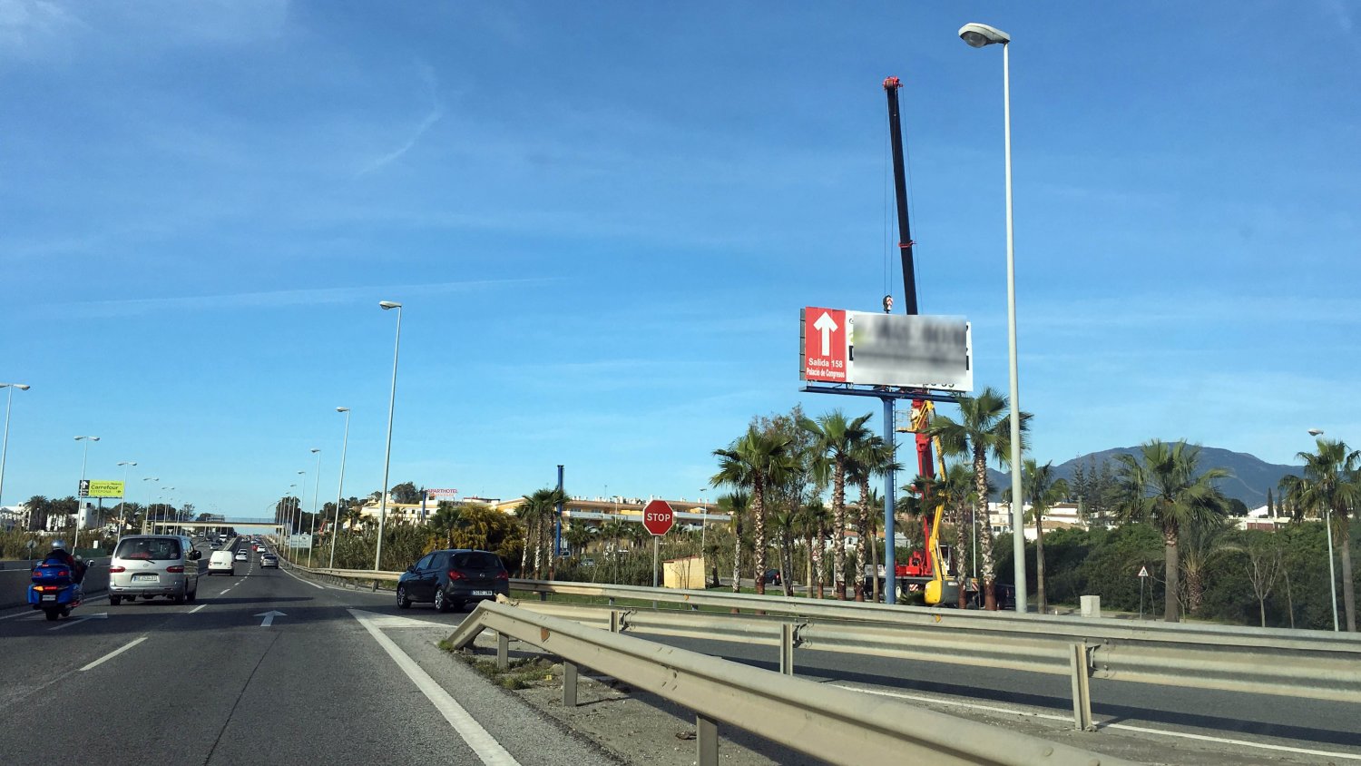 El Ayuntamiento de Estepona retira más de 200 instalaciones ilegales de publicidad