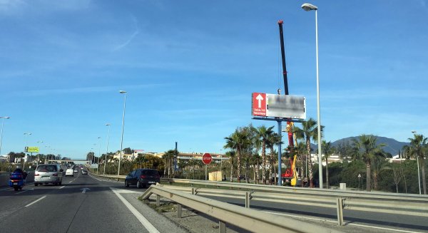 El Ayuntamiento de Estepona retira más de 200 instalaciones ilegales de publicidad