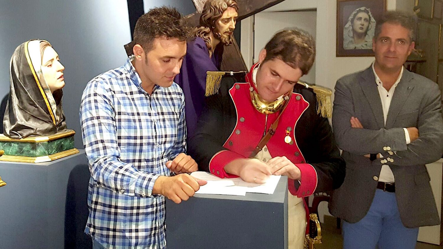 Juan Vega comienza el modelado de la estatua de Reding