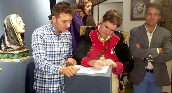 Juan Vega comienza el modelado de la estatua de Reding