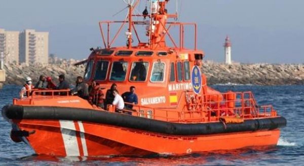 Rescatada una patera con 55 inmigrantes en el mar de Alborán