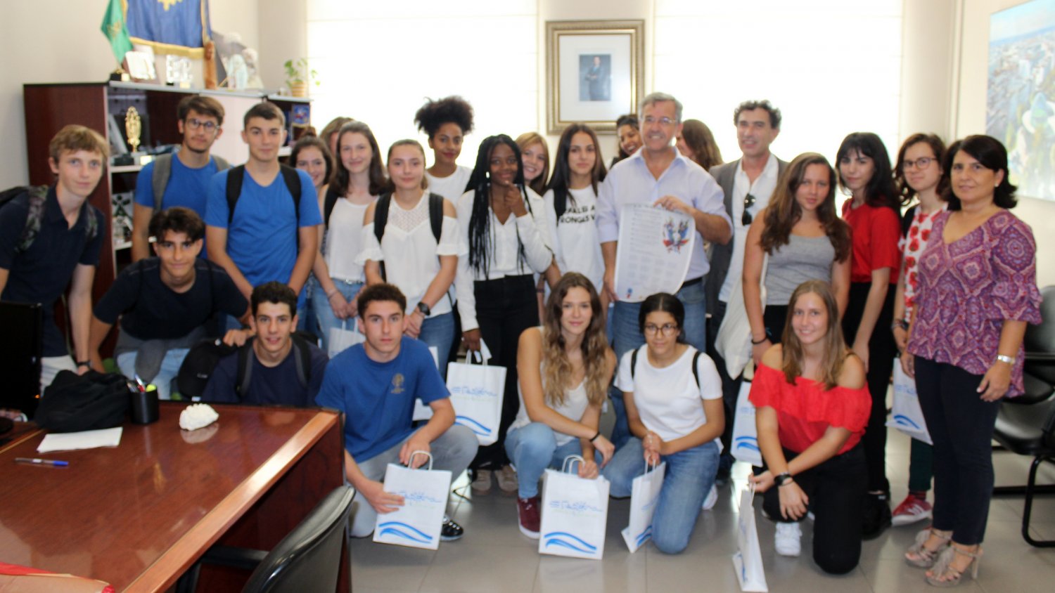 El alcalde de Estepona recibe a los alumnos franceses que participan en el programa de intercambio del instituto Mediterráneo