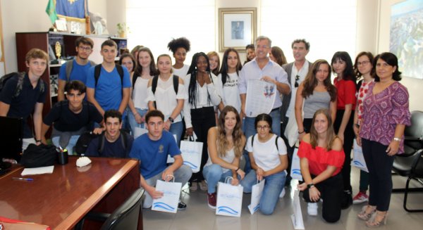 El alcalde de Estepona recibe a los alumnos franceses que participan en el programa de intercambio del instituto Mediterráneo