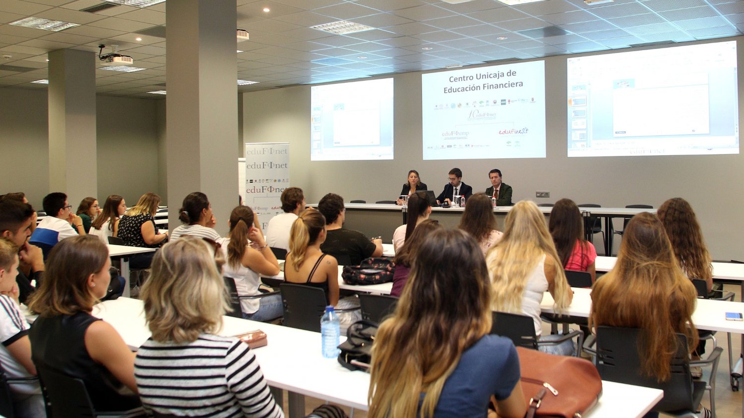 Unicaja acerca al colectivo de inmigrantes el mundo de las finanzas en el marco de la Semana Nacional de la Educación Financiera